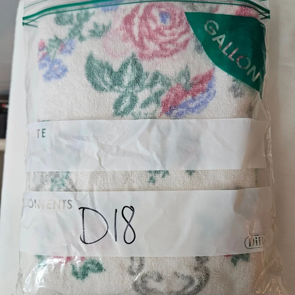 Vtg Floral Rose Bath Towel Blue White Crocheted Lace‎ Trim Shabby Chic 21
